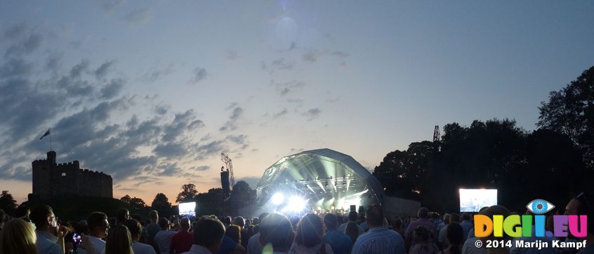 FZ006501-3 Paul Weller at Cardiff Castle